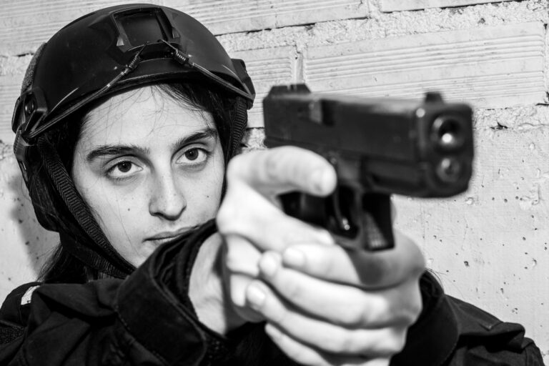 Foto en blanco y negro con pistola de airsoft en Wargames Asturias